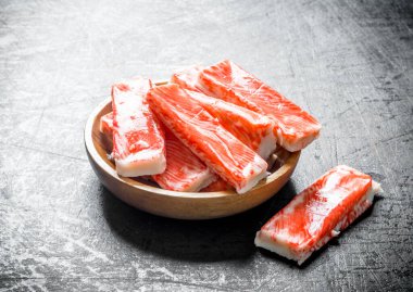 Yengeç tabağa yapışır. Koyu rustik arka plan üzerinde