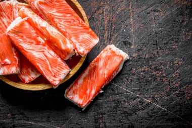 Taze yengeç çubukları. Koyu rustik arka plan üzerinde