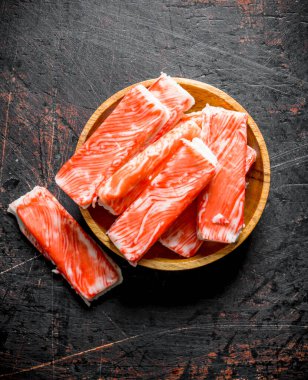 Taze yengeç çubukları. Koyu rustik arka plan üzerinde