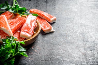 Yengeç maydanozla yapışır. Koyu rustik arka plan üzerinde