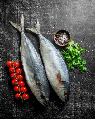 Maydanoz, domates ve baharat ile çiğ balık. Koyu rustik arka plan üzerinde