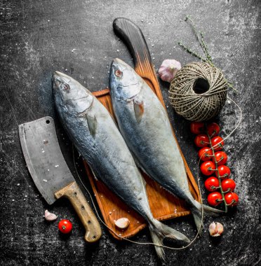 Bıçak ve ip ile kesme Kurulu çiğ balık. Koyu rustik arka plan üzerinde