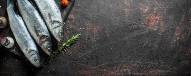 Baharatlı çiğ balık ve çeri domates. Koyu rustik arka plan üzerinde