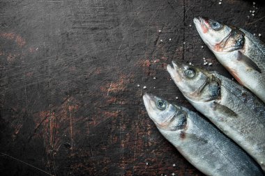 Taze çiğ balık. Koyu rustik arka plan üzerinde