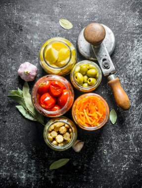 Kavanozlarda konserve sebzeler. Koyu rustik arka plan üzerinde