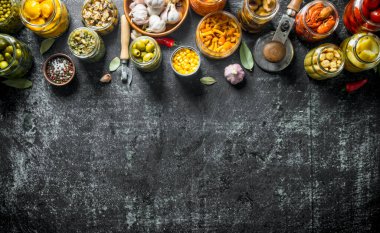 Çeşitli korunmuş gıda kavanoz. Koyu rustik arka plan üzerinde