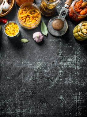 Ev yapımı konserve yiyecekler. Koyu rustik arka plan üzerinde