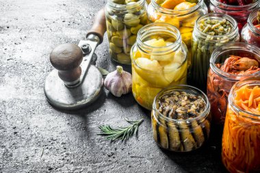 Ev yapımı salamura yiyecekler. Siyah rustik arka plan üzerinde