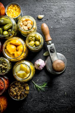 Salamura yiyecek kavanoz seti. Siyah rustik arka plan üzerinde