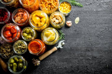 Çeşitli korunmuş gıda kavanoz çeşitleri. Siyah rustik arka plan üzerinde