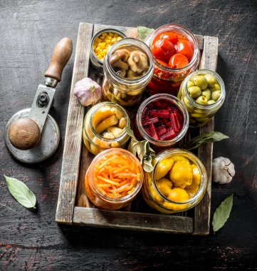 Tepside kavanozlarda salamura sebze ile Kavanozlar. Koyu rustik arka plan üzerinde