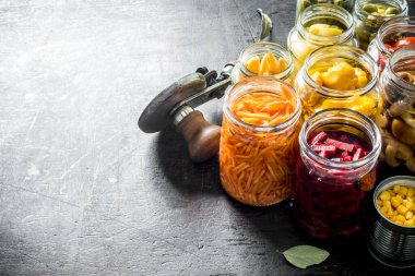 Konserve sebze kavanoz çeşitleri. Koyu rustik arka plan üzerinde