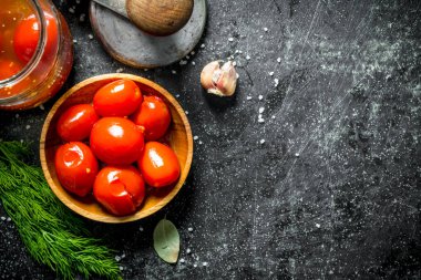 Tabakta domates turşusu. Koyu rustik arka plan üzerinde