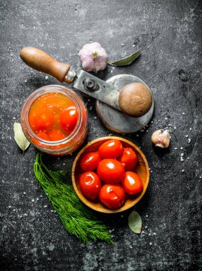 Bir kavanozda ve dereotu ve sarımsak ile bir tabak tabak tabaktabak tabaktabak tabaktabak tabaktabak tabaktabak tabaktabak tabaktabak tabaktabak tabaktabak tabaktabak tabaktabak tabaktabak tabaktabak tabaktabak tabaktabak tabaktabak tabaktabak tabaktabak tabaktabak tabaktabak tabak Koyu rustik arka plan üzerinde