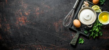 Yumurta, maydanoz ve sarımsak karanfil ile mayonez. Koyu rustik arka plan üzerinde