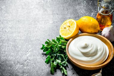 Maydanoz, limon ve sarımsak ile mayonez. Koyu rustik arka plan üzerinde