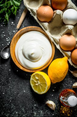 Yumurta ve limonlu mayonez. Koyu rustik arka plan üzerinde