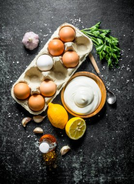 Mayonez, yeşillik ve yumurta. Koyu rustik arka plan üzerinde