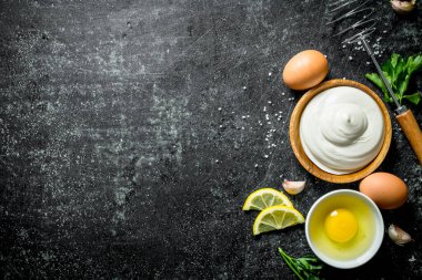 Otlar, limon ve yumurta ile mayonez. Koyu rustik arka plan üzerinde