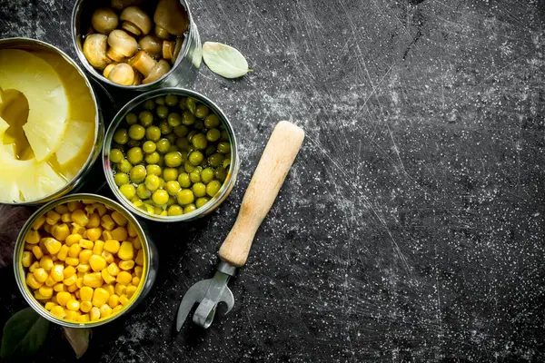 Konserve gıda çeşitli açık konserve konserve. Koyu rustik arka plan üzerinde