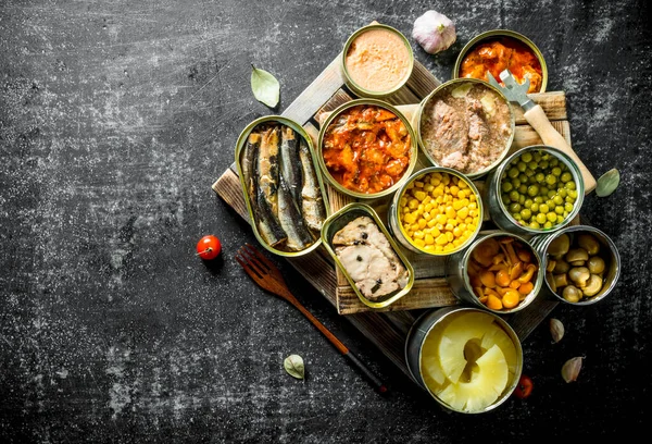 Konserve lerin konservesi. Koyu rustik arka plan üzerinde