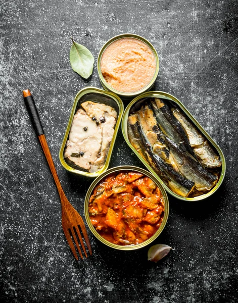 Konserve balıklar konserve ler. Koyu rustik arka plan üzerinde