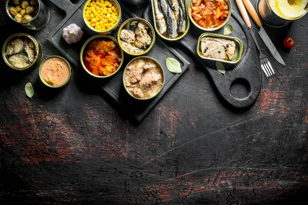 Açık konserve çeşitli konserve ler. Koyu rustik arka plan üzerinde