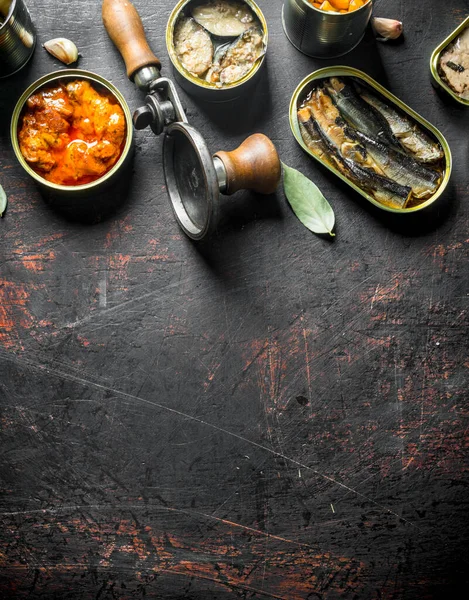 Konserve gıda ile farklı konserve konserve grubu. Koyu rustik arka plan üzerinde