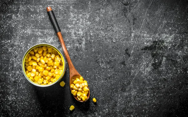 Blechdose Und Löffel Mit Maiskonserven Auf Dunklem Rustikalem Hintergrund — Stockfoto