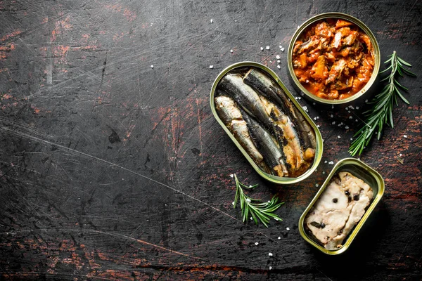 Biberiye konservesi konserve balık. Koyu rustik arka plan üzerinde