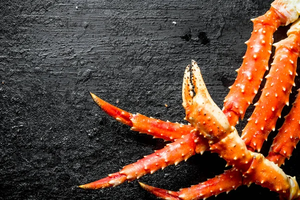 新鲜的海蟹 在黑色质朴的背景 — 图库照片