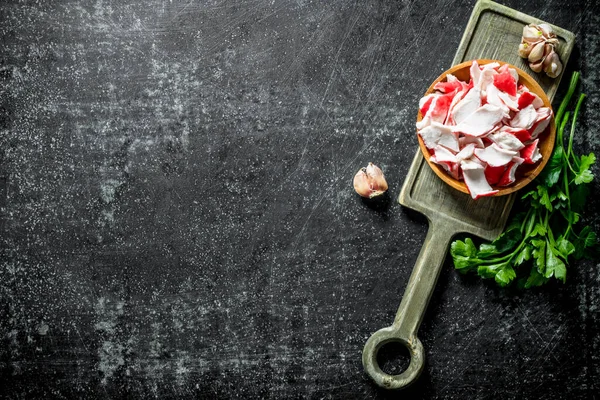Sarımsak karanfil ve maydanoz ile doğrama Tahtası üzerinde Yengeç eti. Koyu rustik arka plan üzerinde