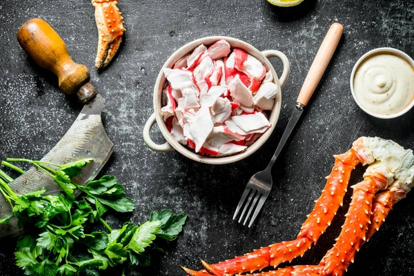 Sos ve maydanoz ile kasede yengeç eti. Koyu rustik arka plan üzerinde