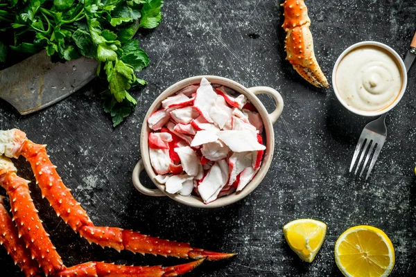 Sos ve maydanoz ile kasede yengeç eti. Koyu rustik arka plan üzerinde