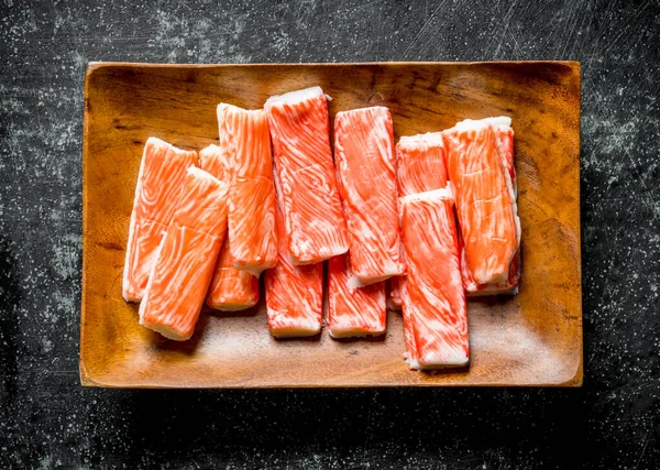 Yengeç tabağa yapışır. Koyu rustik arka plan üzerinde