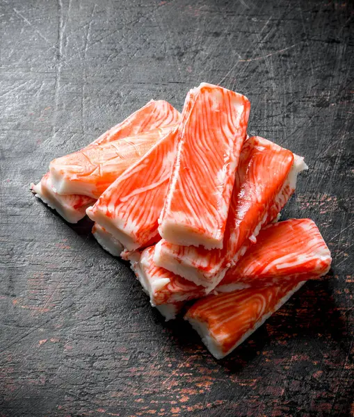 Taze yengeç çubukları. Koyu rustik arka plan üzerinde