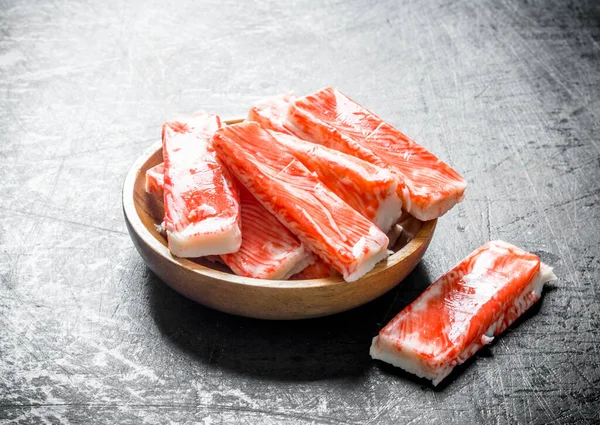 Yengeç tabağa yapışır. Koyu rustik arka plan üzerinde