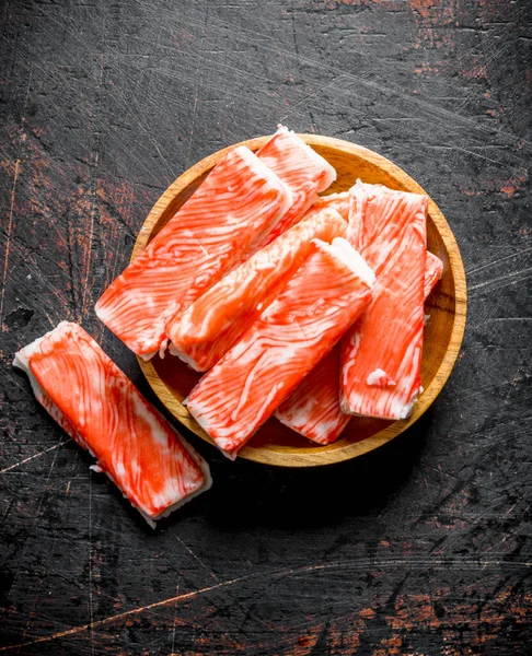 Taze yengeç çubukları. Koyu rustik arka plan üzerinde