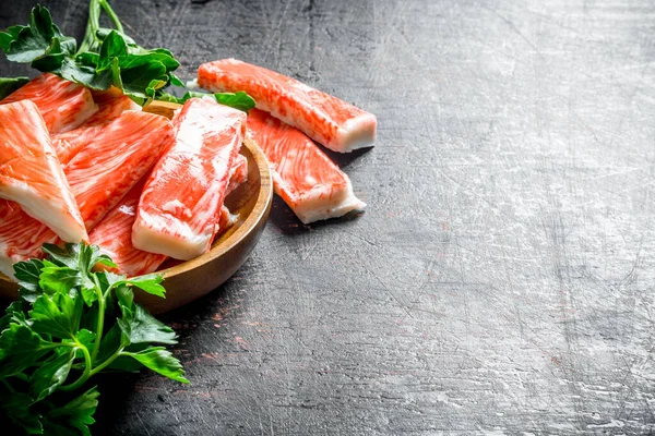 Yengeç maydanozla yapışır. Koyu rustik arka plan üzerinde