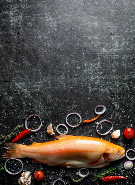 Trota Pesce Crudo Con Peperoncino Fette Cipolla Spicchi Aglio Sfondo — Foto Stock