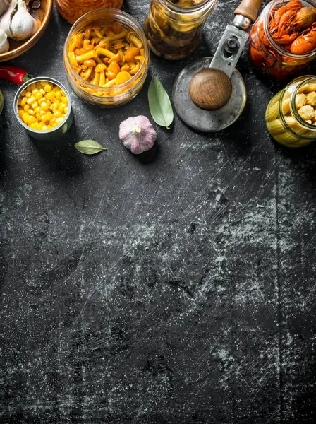 Ev yapımı konserve yiyecekler. Koyu rustik arka plan üzerinde