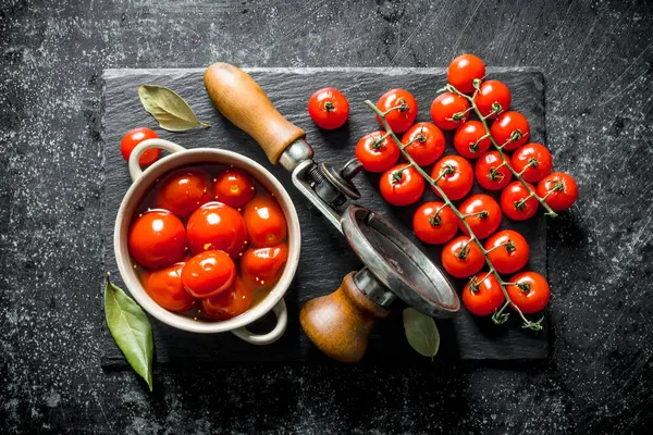 Tomates Escabeche Tazón Una Rama Tomates Frescos Sobre Fondo Rústico — Foto de Stock