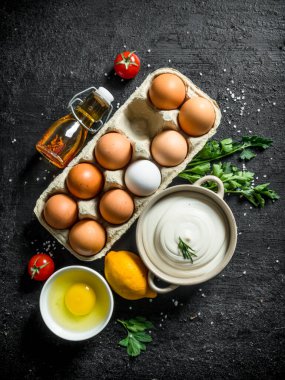 Maydanoz, yumurta ve limon ile mayonez. Siyah rustik arka plan üzerinde