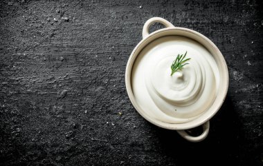 Kasede mayonez. Siyah rustik arka plan üzerinde