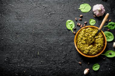 Fesleğen, sarımsak ve çam fıstığı ile Pesto sos. Siyah rustik arka plan üzerinde