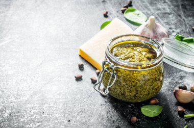 Çam fıstığı, peynir ve sarımsak ile Pesto sosu. Koyu rustik arka plan üzerinde