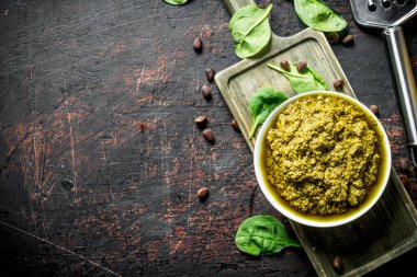 Fesleğen yaprakları ile Pesto sosu. Koyu rustik arka plan üzerinde
