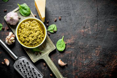 Sarımsak, Fesleğen ve Parmesan ile Pesto sos. Koyu rustik arka plan üzerinde