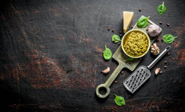 Sarımsak, Fesleğen ve Parmesan ile Pesto sos. Koyu rustik arka plan üzerinde