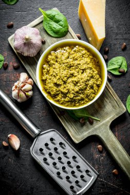 Sarımsak, Fesleğen ve Parmesan ile Pesto sos. Koyu rustik arka plan üzerinde